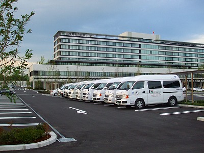弊社の車輌を筆頭に１０台が兵庫県立北播磨総合医療センターに集結した様子