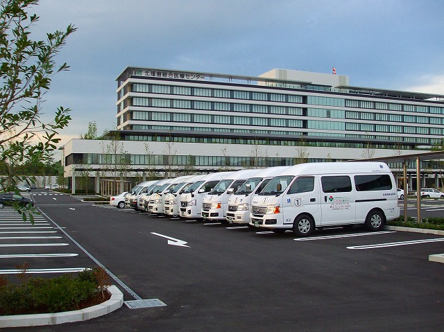 北播磨総合医療センターに搬送車１０台が整列